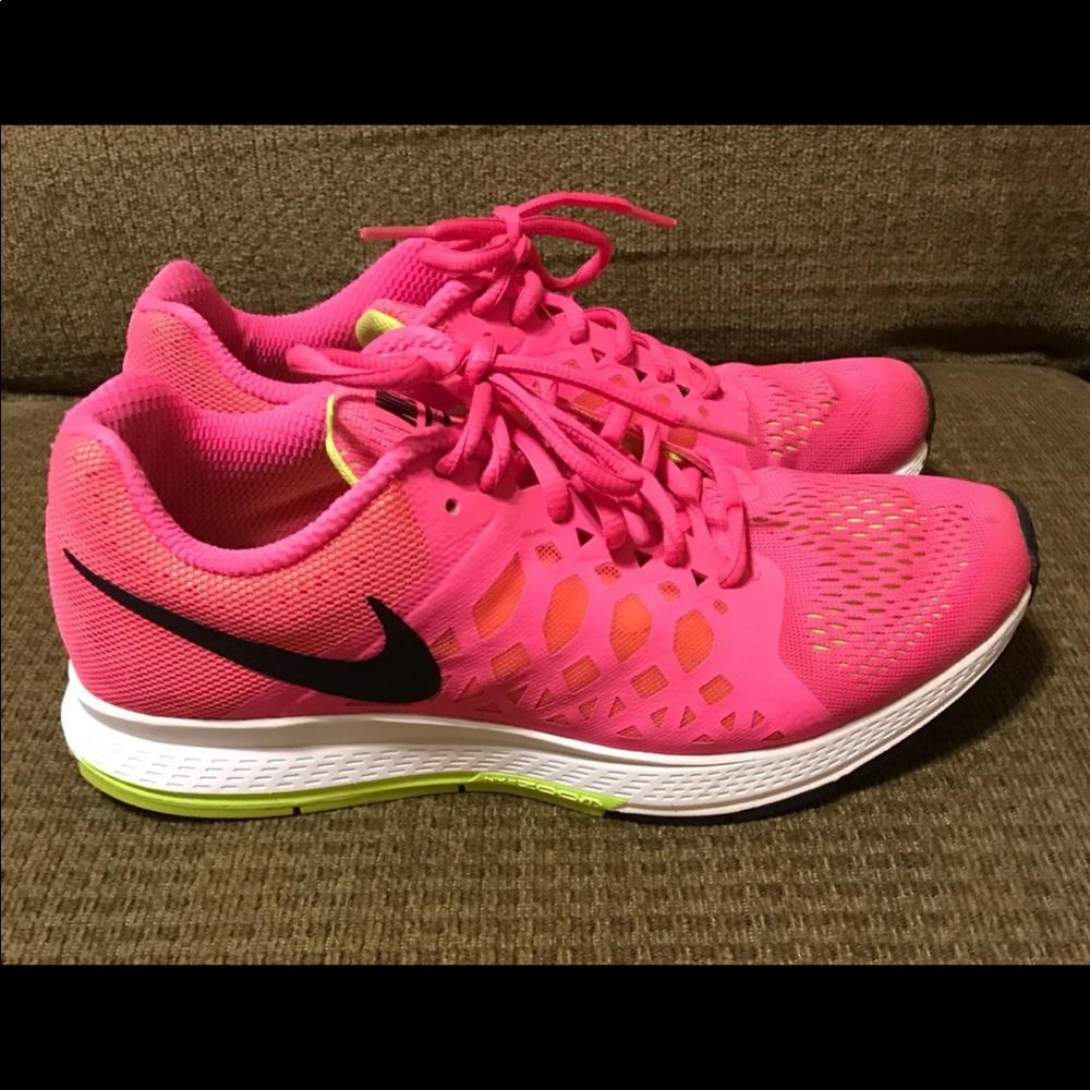 WOMANS NIKE RUNNING SHOES 🛍